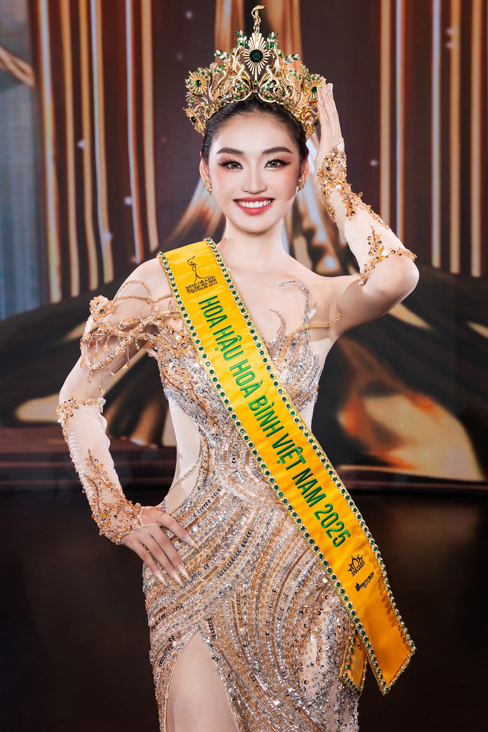 Hoa hậu ở trọ 2,5 triệu đồng/tháng, làm phục vụ tiệc cưới, dùng mỹ phẩm loại 30.000 đồng để chăm sóc da - Ảnh 2. Hoa hậu ở trọ 2,5 triệu đồng/tháng, làm phục vụ tiệc cưới, dùng mỹ phẩm loại 30.000 đồng để chăm sóc da - Ảnh 2.