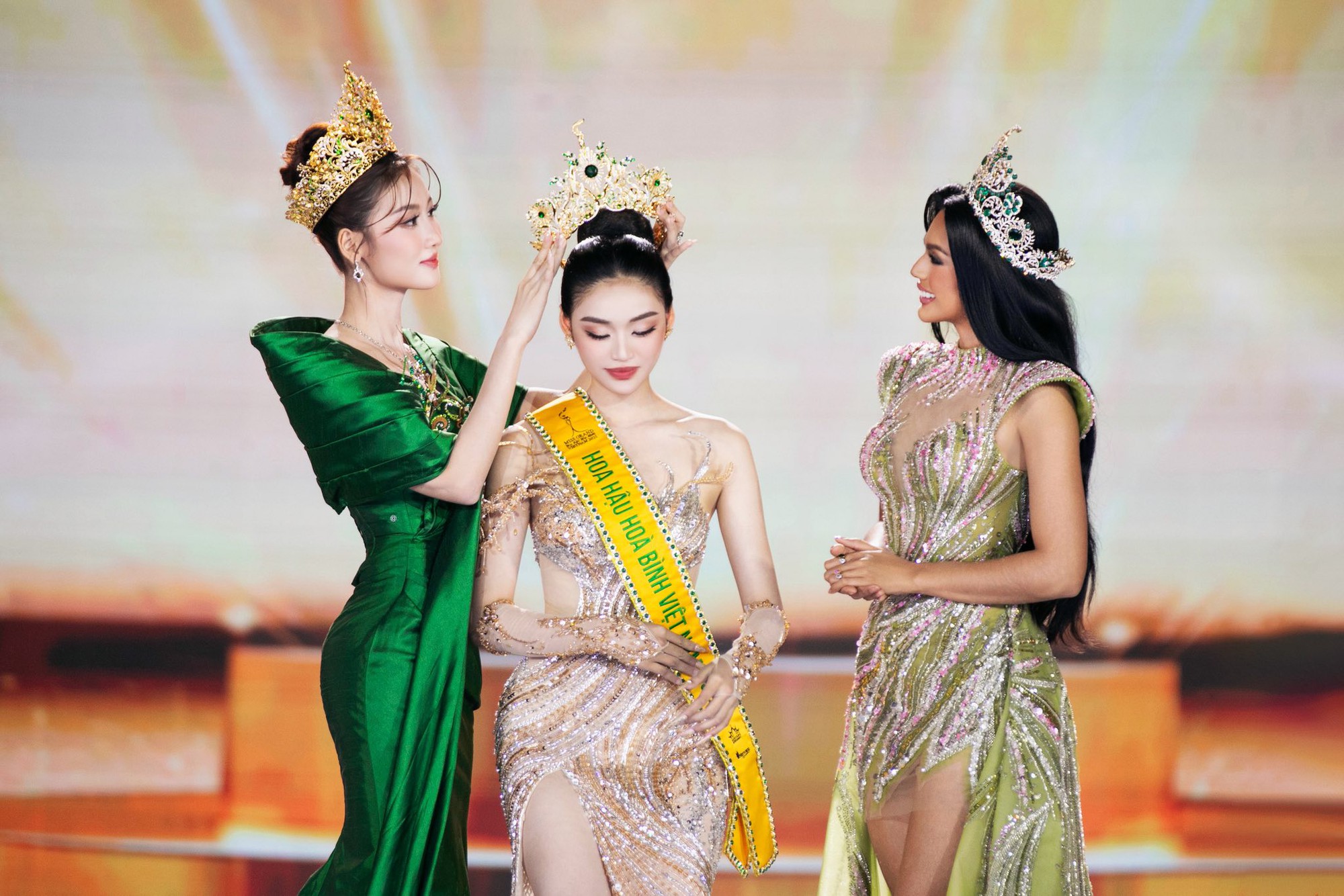 Tân hoa hậu Nguyễn Thị Yến Nhi: Bố là thợ hồ, mẹ bán vé số 20 năm, không dám mơ con gái thi nhan sắc để đổi đời- Ảnh 3. Tân hoa hậu Nguyễn Thị Yến Nhi: Bố là thợ hồ, mẹ bán vé số 20 năm, không dám mơ con gái thi nhan sắc để đổi đời- Ảnh 3.