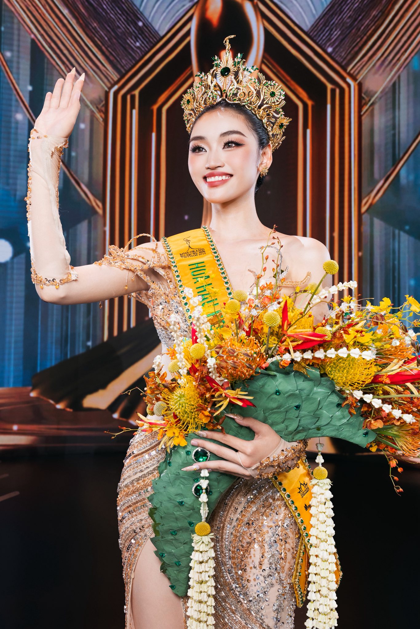 Vừa đăng quang, Hoa hậu Nguyễn Thị Yến Nhi đã gặp Vừa đăng quang, Hoa hậu Nguyễn Thị Yến Nhi đã gặp