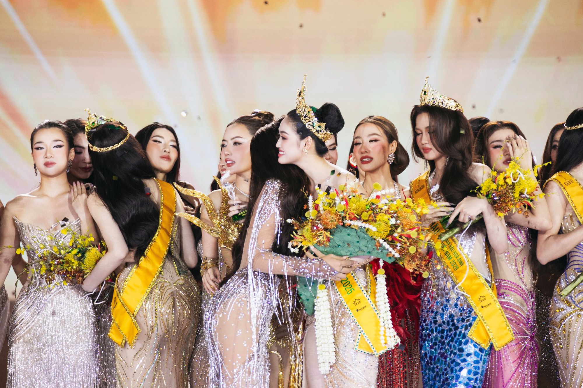 Tân hoa hậu Nguyễn Thị Yến Nhi: Bố là thợ hồ, mẹ bán vé số 20 năm, không dám mơ con gái thi nhan sắc để đổi đời- Ảnh 4. Tân hoa hậu Nguyễn Thị Yến Nhi: Bố là thợ hồ, mẹ bán vé số 20 năm, không dám mơ con gái thi nhan sắc để đổi đời- Ảnh 4.
