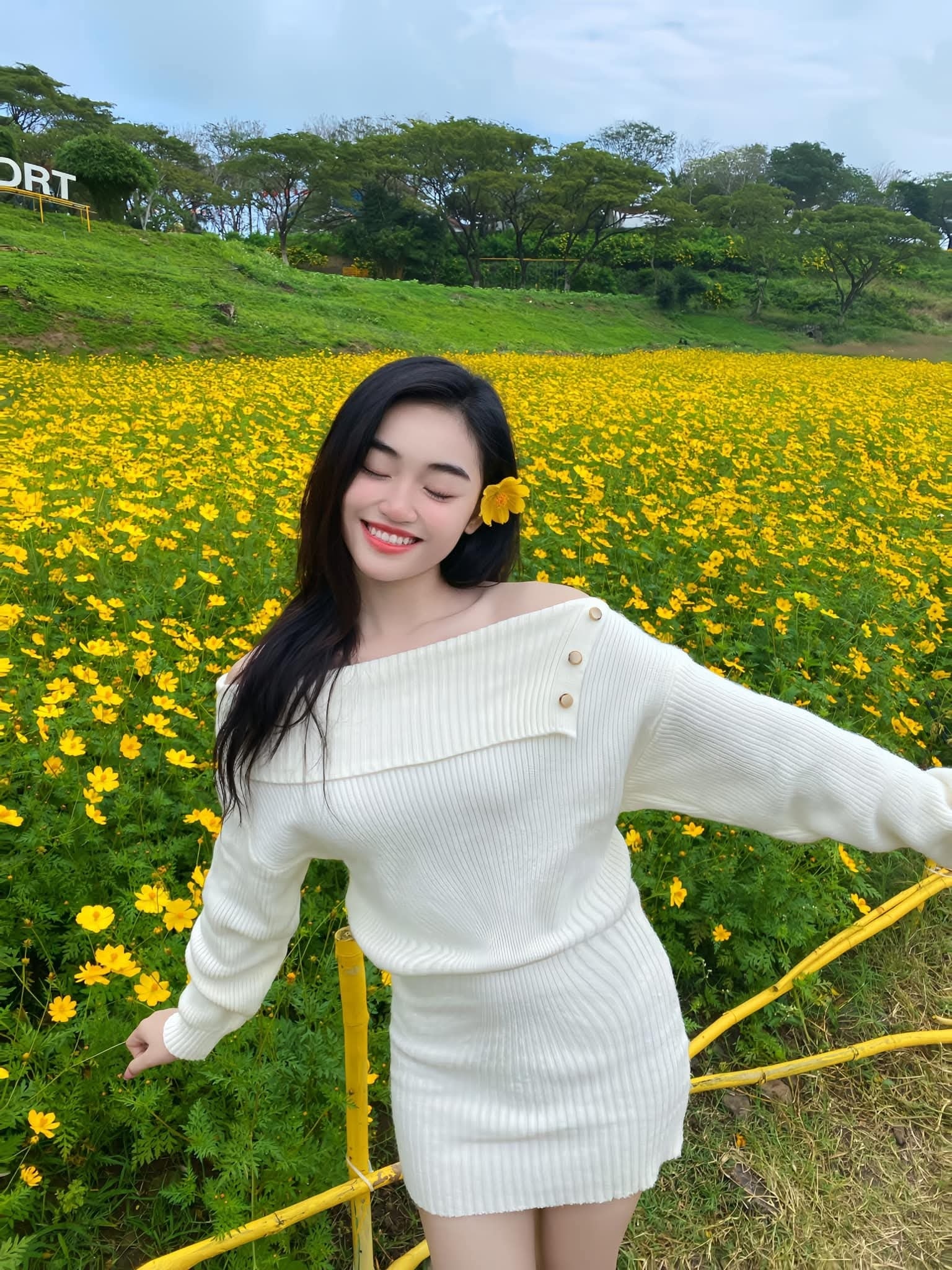Tân hoa hậu Nguyễn Thị Yến Nhi: Bố là thợ hồ, mẹ bán vé số 20 năm, không dám mơ con gái thi nhan sắc để đổi đời- Ảnh 8. Tân hoa hậu Nguyễn Thị Yến Nhi: Bố là thợ hồ, mẹ bán vé số 20 năm, không dám mơ con gái thi nhan sắc để đổi đời- Ảnh 8.