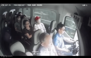 Khoảnh khắc đâm xe liên hoàn, xe khách văng khỏi đường: Nhiều người bị thương nằm la liệt trên cao tốc - Ảnh 1. Khoảnh khắc đâm xe liên hoàn, xe khách văng khỏi đường: Nhiều người bị thương nằm la liệt trên cao tốc - Ảnh 1.