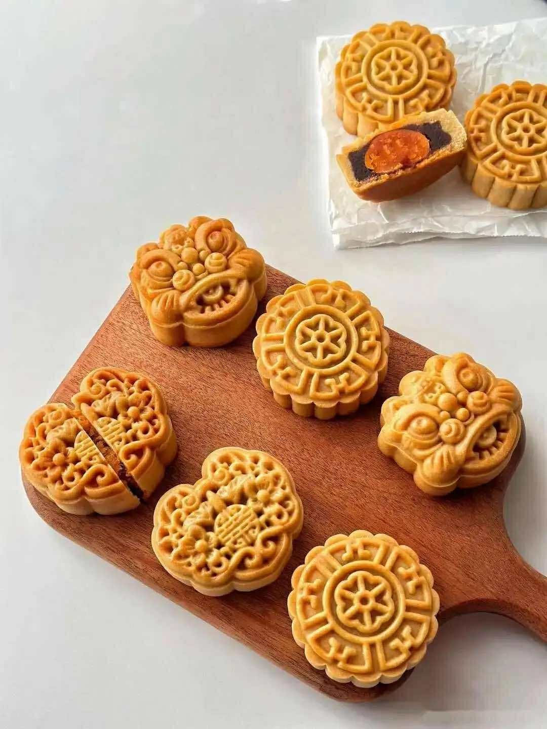 Làm vỏ bánh nướng mùa Trung thu: Đây là "vũ khí" giúp hoa văn sắc nét, không bị xẹp, khi bánh "lên dầu" sẽ mềm và thơm hơn - Ảnh 1. Làm vỏ bánh nướng mùa Trung thu: Đây là "vũ khí" giúp hoa văn sắc nét, không bị xẹp, khi bánh "lên dầu" sẽ mềm và thơm hơn - Ảnh 1.