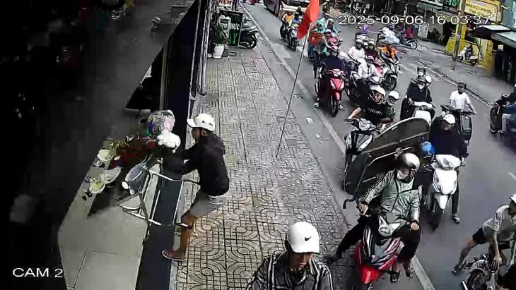 Bắt 3 thanh niên giật cô hồn ở cửa hàng PNJ và nhà dân - Ảnh 1.