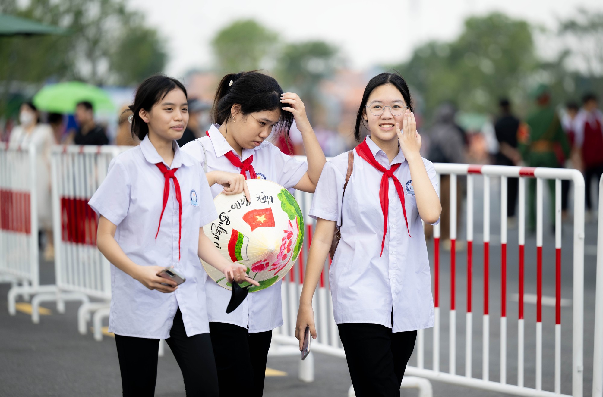 Khối học sinh nườm nượp đổ về triển lãm to nhất Việt Nam- Ảnh 2. Khối học sinh nườm nượp đổ về triển lãm to nhất Việt Nam- Ảnh 2.