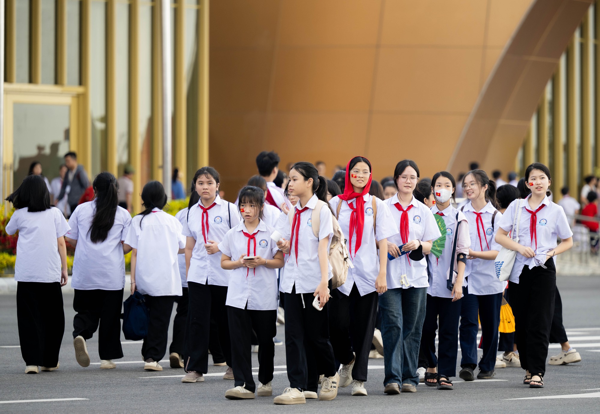 Khối học sinh nườm nượp đổ về triển lãm to nhất Việt Nam- Ảnh 1. Khối học sinh nườm nượp đổ về triển lãm to nhất Việt Nam- Ảnh 1.