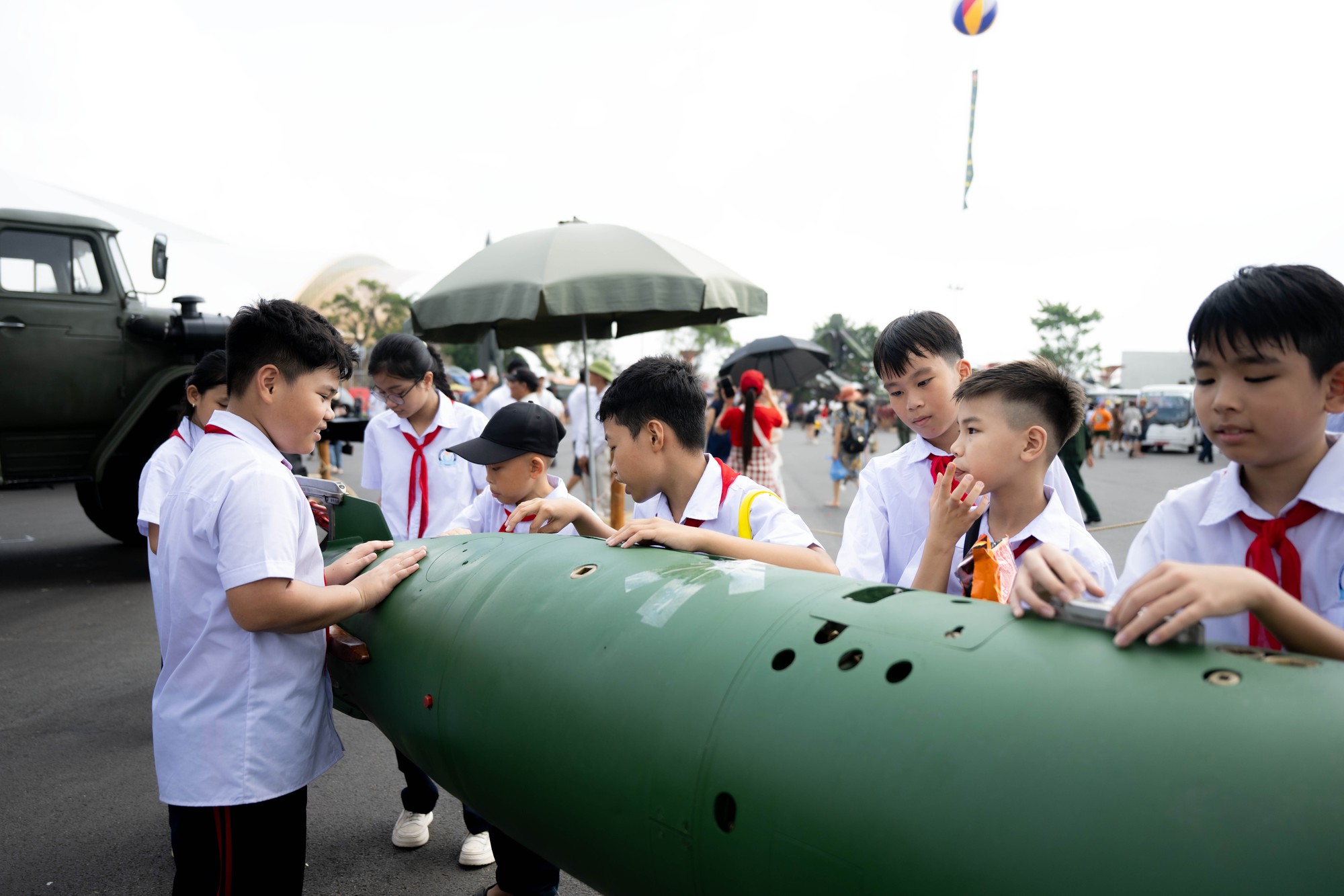 Khối học sinh nườm nượp đổ về triển lãm to nhất Việt Nam- Ảnh 4. Khối học sinh nườm nượp đổ về triển lãm to nhất Việt Nam- Ảnh 4.