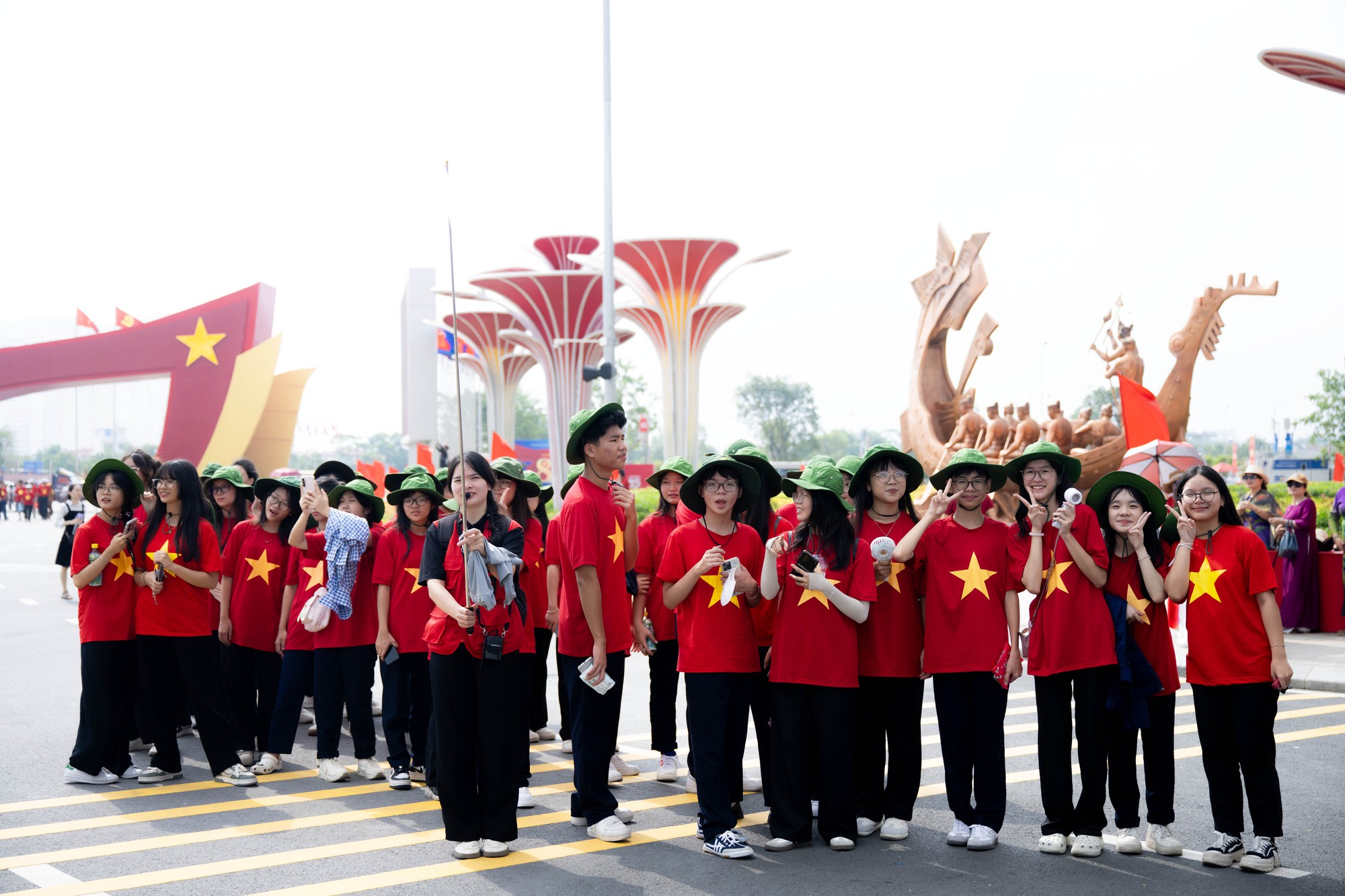 Khối học sinh nườm nượp đổ về triển lãm to nhất Việt Nam- Ảnh 5. Khối học sinh nườm nượp đổ về triển lãm to nhất Việt Nam- Ảnh 5.
