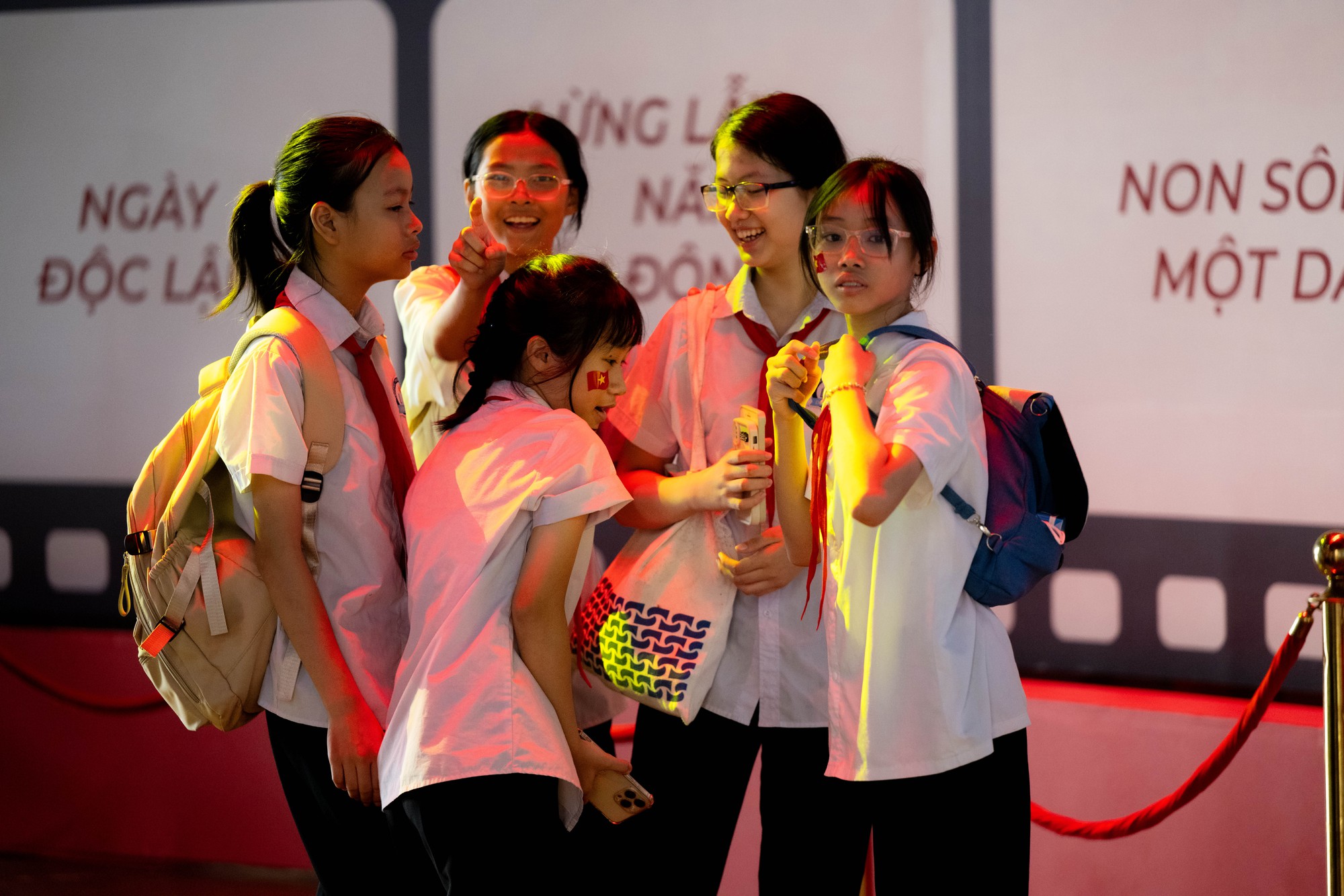 Khối học sinh nườm nượp đổ về triển lãm to nhất Việt Nam- Ảnh 7. Khối học sinh nườm nượp đổ về triển lãm to nhất Việt Nam- Ảnh 7.