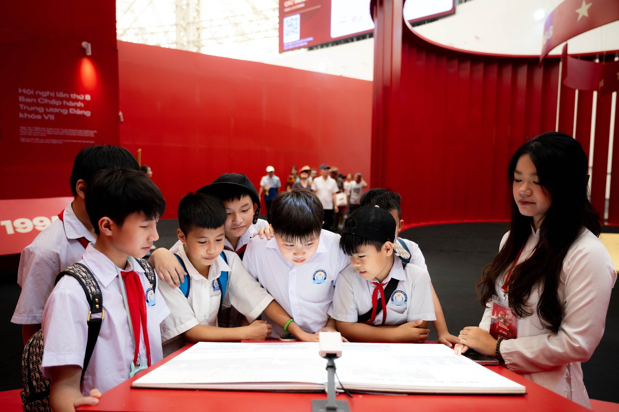 Khối học sinh nườm nượp đổ về triển lãm to nhất Việt Nam- Ảnh 8. Khối học sinh nườm nượp đổ về triển lãm to nhất Việt Nam- Ảnh 8.