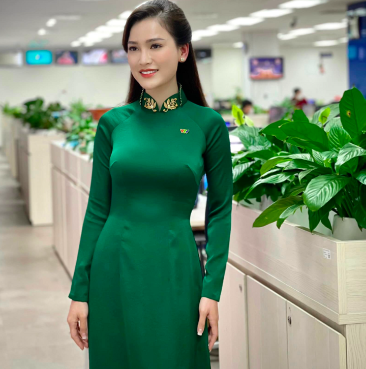 BTV Thời sự 19h của VTV từng đạt giải Nhì Văn quốc gia, thủ khoa Ngoại thương - Ảnh 3. BTV Thời sự 19h của VTV từng đạt giải Nhì Văn quốc gia, thủ khoa Ngoại thương - Ảnh 3.