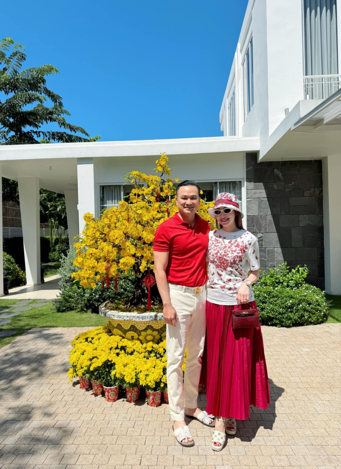 Nam nghệ sĩ tuyên bố rời showbiz về âm thầm làm đại gia, bất động sản trải từ Bắc vào Nam: U55 vẫn phong độ bên vợ đẹp kém 16 tuổi - Ảnh 4. Nam nghệ sĩ tuyên bố rời showbiz về âm thầm làm đại gia, bất động sản trải từ Bắc vào Nam: U55 vẫn phong độ bên vợ đẹp kém 16 tuổi - Ảnh 4.
