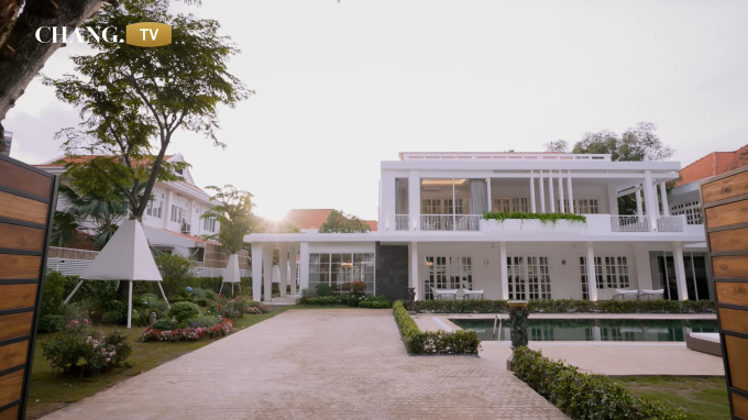 Nam nghệ sĩ tuyên bố rời showbiz về âm thầm làm đại gia, bất động sản trải từ Bắc vào Nam: U55 vẫn phong độ bên vợ đẹp kém 16 tuổi - Ảnh 3. Nam nghệ sĩ tuyên bố rời showbiz về âm thầm làm đại gia, bất động sản trải từ Bắc vào Nam: U55 vẫn phong độ bên vợ đẹp kém 16 tuổi - Ảnh 3.