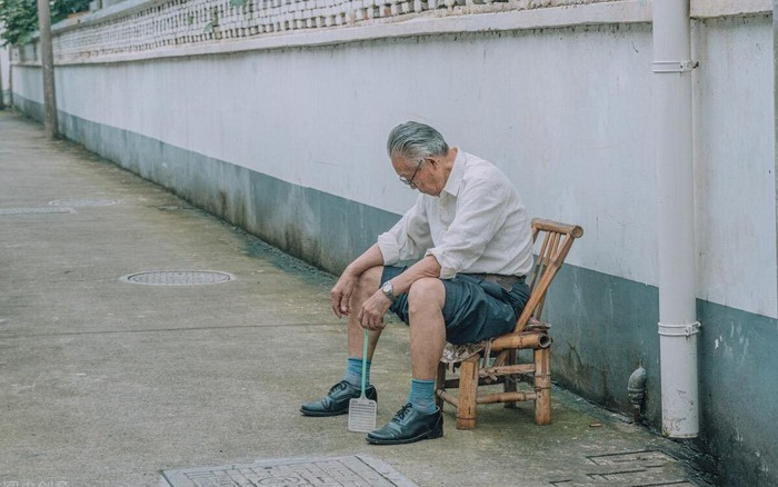 Ngoài 60 tuổi, muốn các con hiếu thảo, chớ dại nhắc đến 4 câu này: Hậu quả có thể khiến bạn cô đơn tuổi già - Ảnh 2.