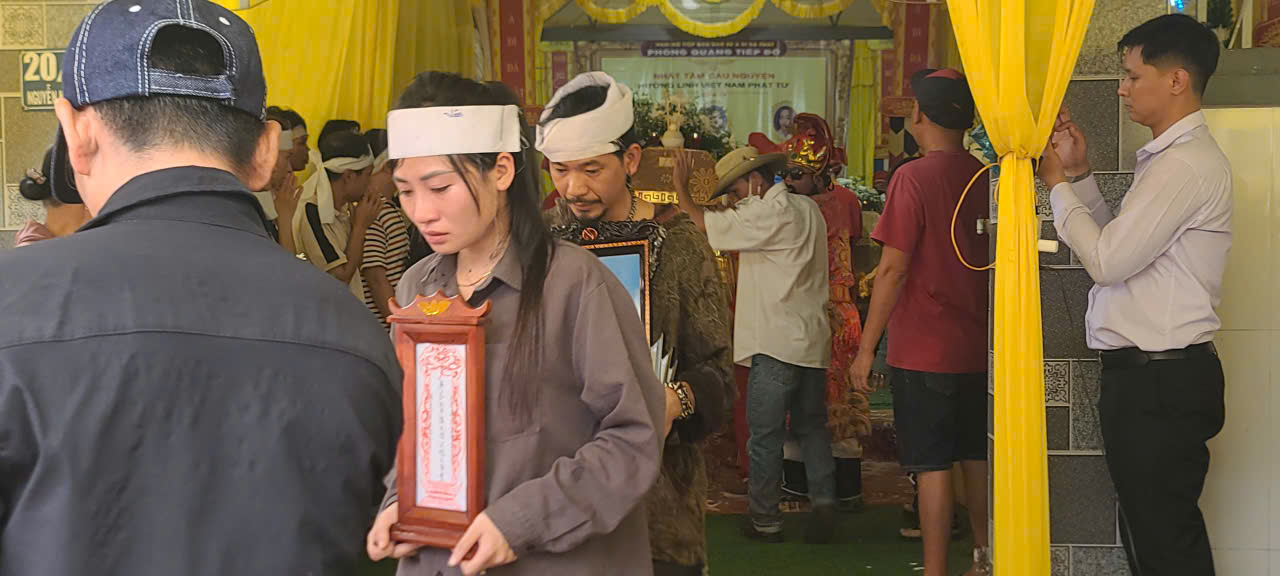 Dòng người tiễn biệt 3 nạn nhân trong vụ thảm án ở Đắk Lắk- Ảnh 1. Dòng người tiễn biệt 3 nạn nhân trong vụ thảm án ở Đắk Lắk- Ảnh 1.