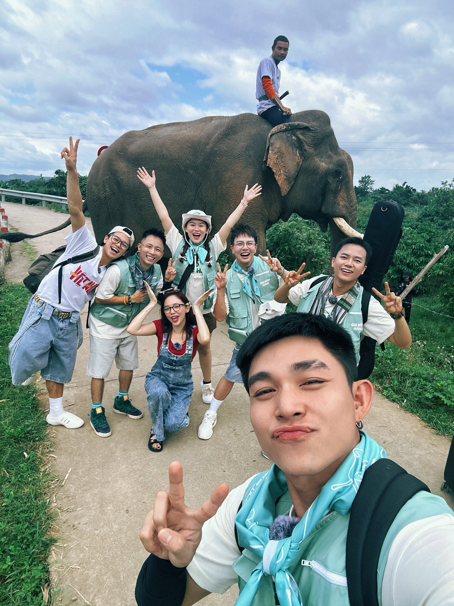 Biểu cảm &quot;khó đỡ&quot; của các thành viên Gia đình Haha khi lần đầu thưởng thức đặc sản Tây Nguyên: &quot;Khổ trước sướng sau&quot;, càng ăn càng cuốn!- Ảnh 8.