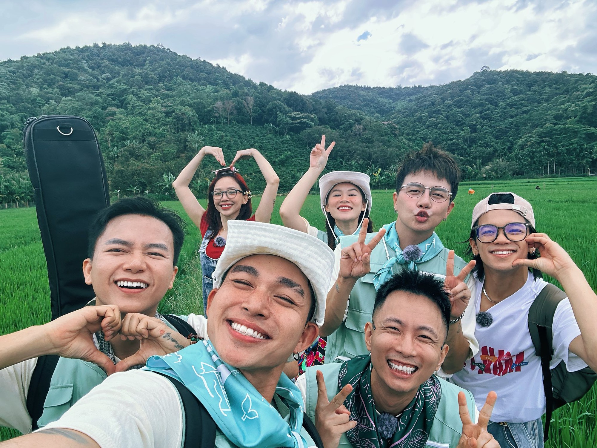 Biểu cảm &quot;khó đỡ&quot; của các thành viên Gia đình Haha khi lần đầu thưởng thức đặc sản Tây Nguyên: &quot;Khổ trước sướng sau&quot;, càng ăn càng cuốn!- Ảnh 2.