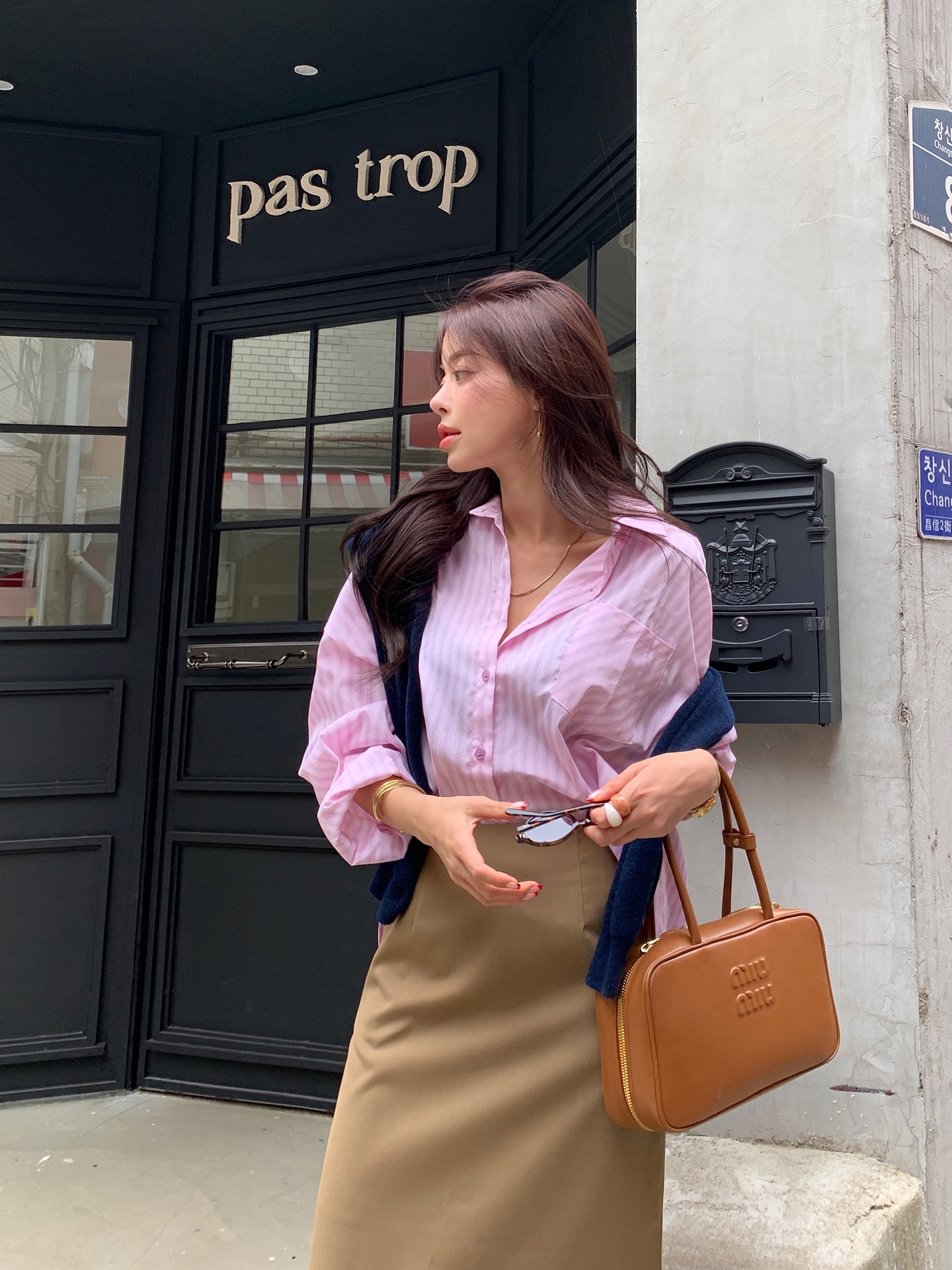 Mùa thu mặc chân váy dài là quá chuẩn: 10 cách phối đồ giúp chị em đi đâu cũng được khen sành điệu - Ảnh 3.