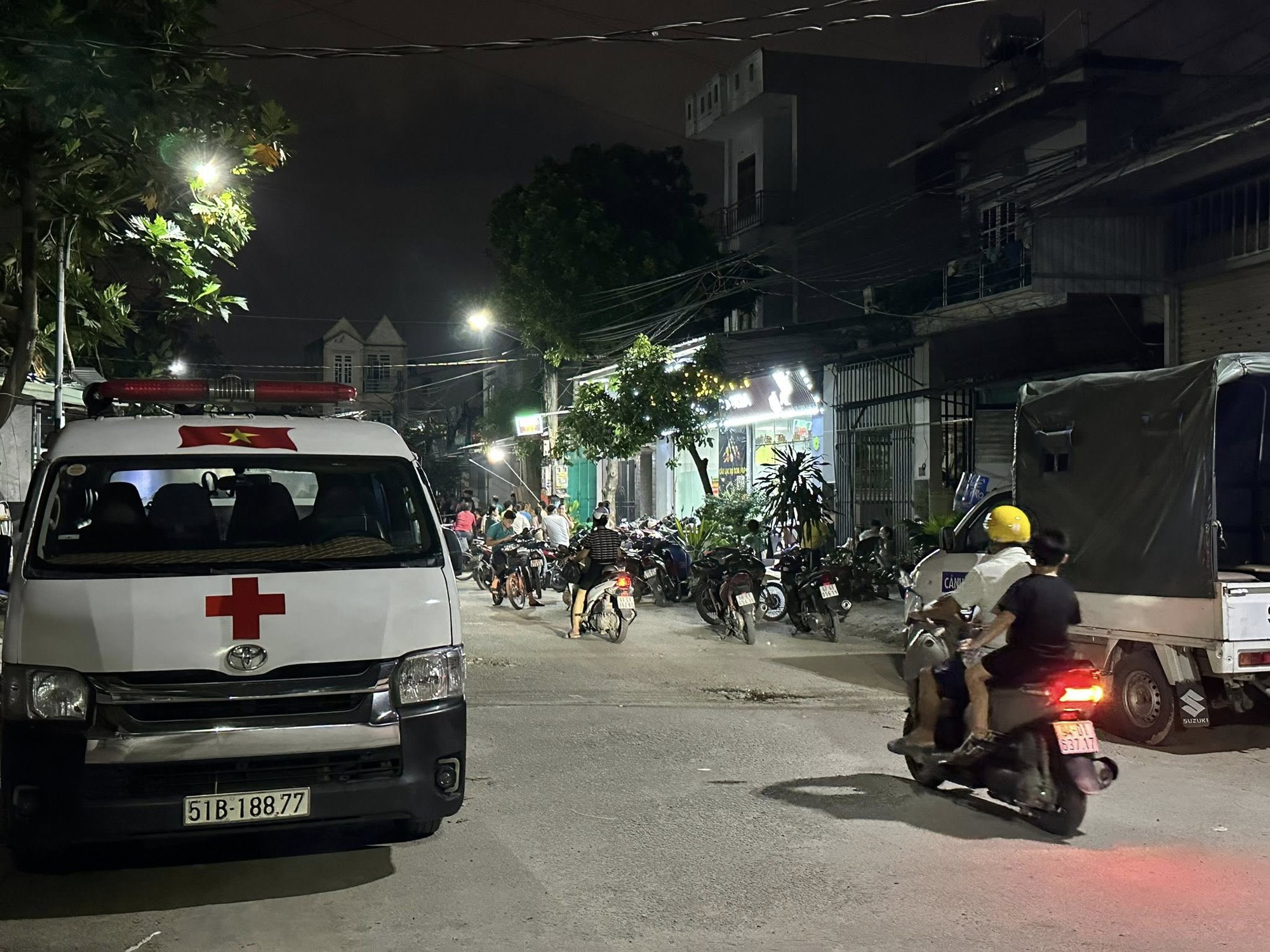 Người dân nghe tiếng khóc thảm thiết thì lao ra ngoài, bức ảnh trước cửa hàng xóm khiến tất cả ám ảnh - Ảnh 4.