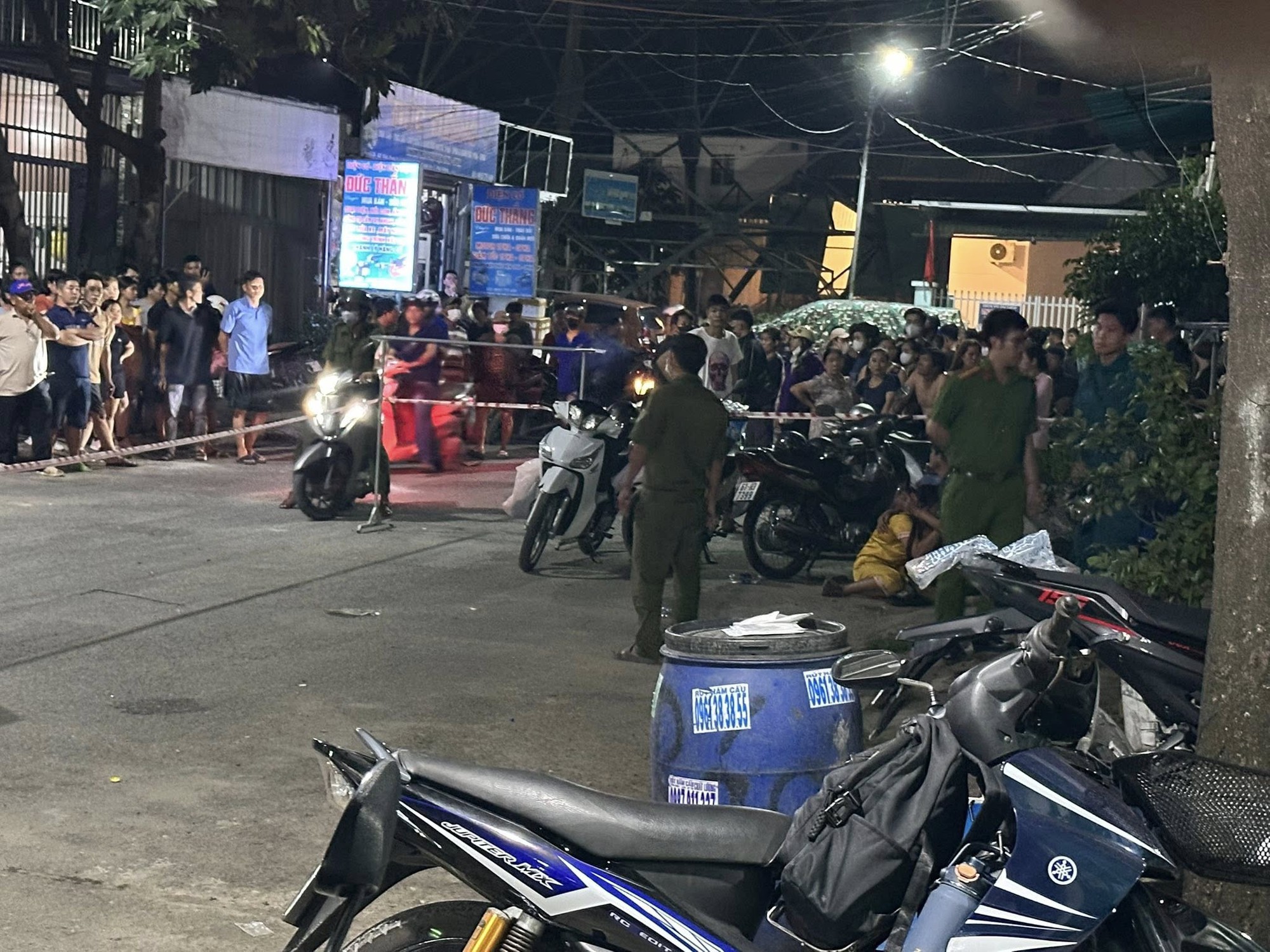 Người dân nghe tiếng khóc thảm thiết thì lao ra ngoài, bức ảnh trước cửa hàng xóm khiến tất cả ám ảnh - Ảnh 3.