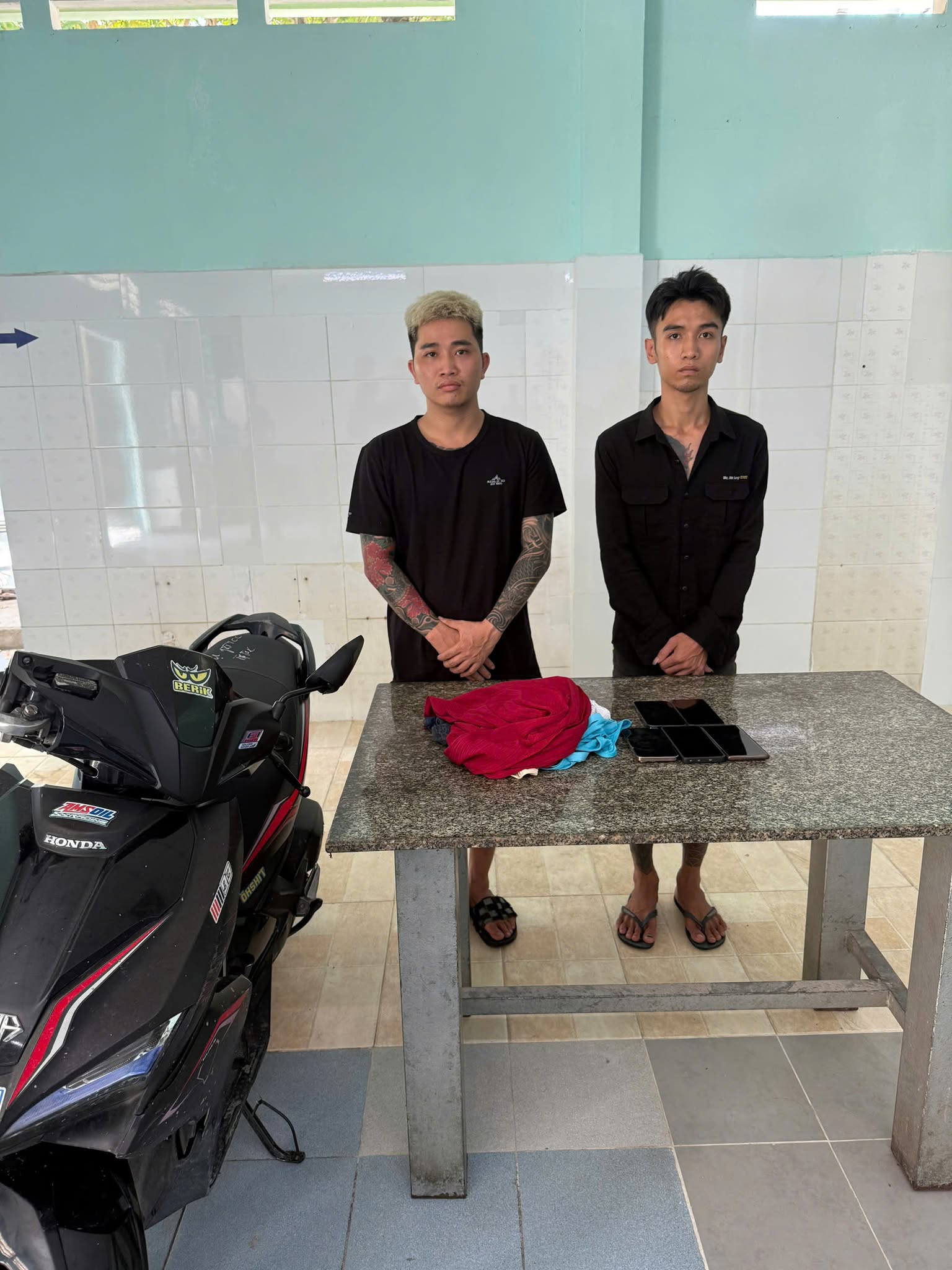 Bắt 2 "tiktoker" dàn dựng clip chặn đầu xe, úp bánh kem, đội quần lót vào mặt người đi đường - Ảnh 2. Bắt 2 "tiktoker" dàn dựng clip chặn đầu xe, úp bánh kem, đội quần lót vào mặt người đi đường - Ảnh 2.