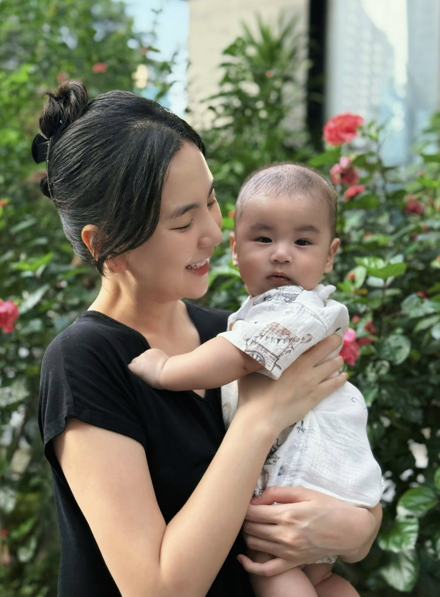Chú bé Panda nhà MC Mai Ngọc chưa được 5 tháng đã &quot;trộm vía&quot; nặng gần 9kg, hội các cô các dì thi nhau vào xin vía- Ảnh 1.