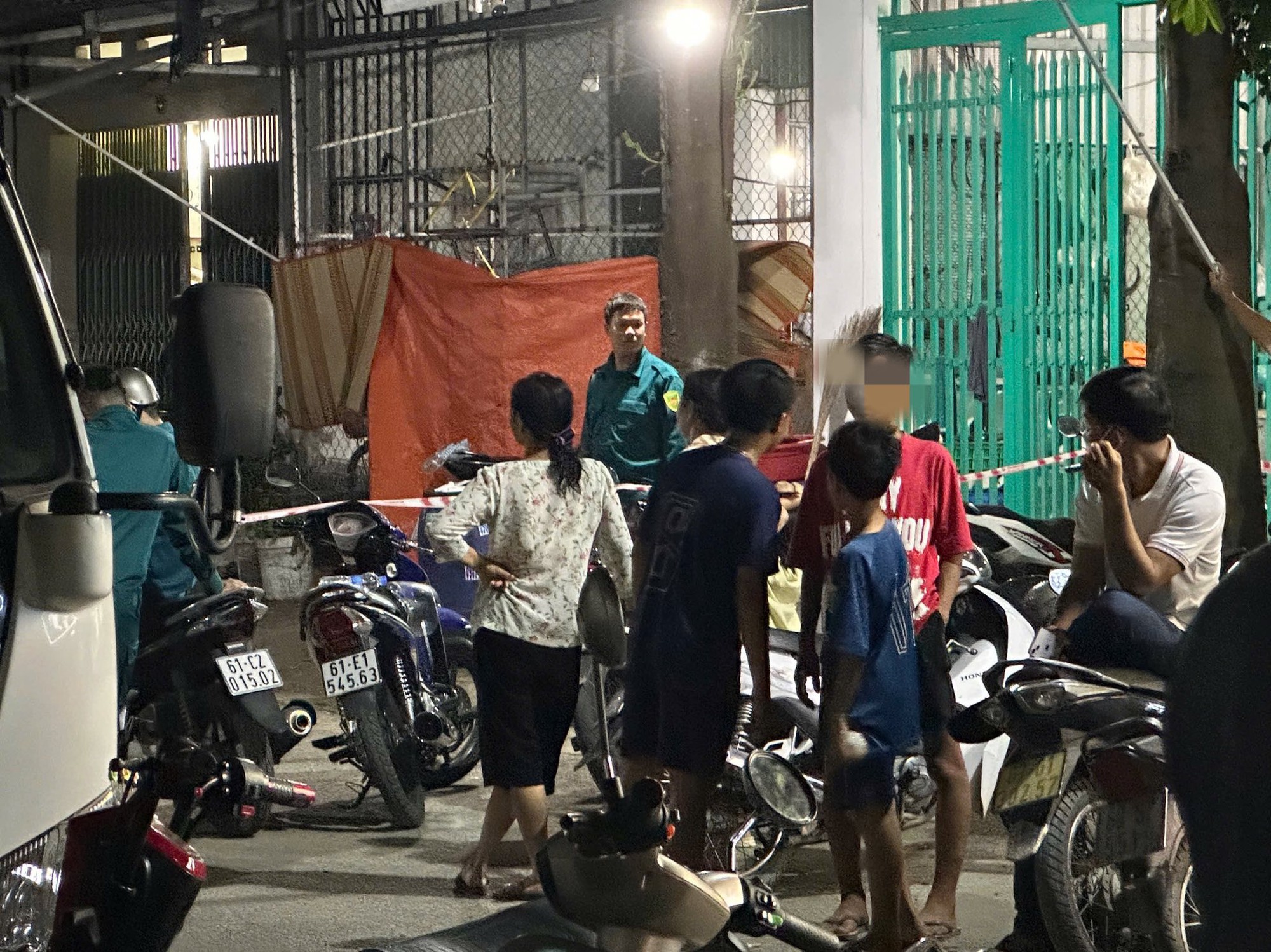 Người dân nghe tiếng khóc thảm thiết thì lao ra ngoài, bức ảnh trước cửa hàng xóm khiến tất cả ám ảnh - Ảnh 2.