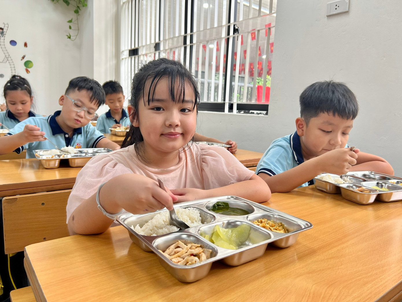 Dạy học 2 buổi/ngày: Phụ huynh ‘khổ vì đón con’, trường loay hoay tìm giải pháp - Ảnh 1.