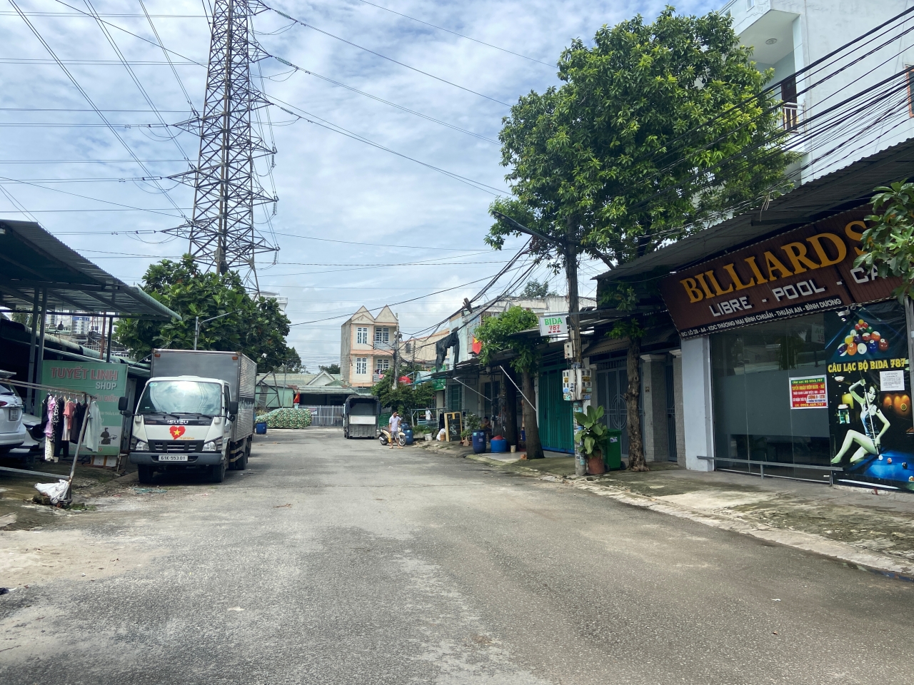 Vụ 2 vợ chồng tử vong trước cửa ở TP.HCM: Người dân bàng hoàng dọn đi trong đêm, hé lộ nỗi sợ hãi từng được người vợ tâm sự trước bi kịch - Ảnh 1.