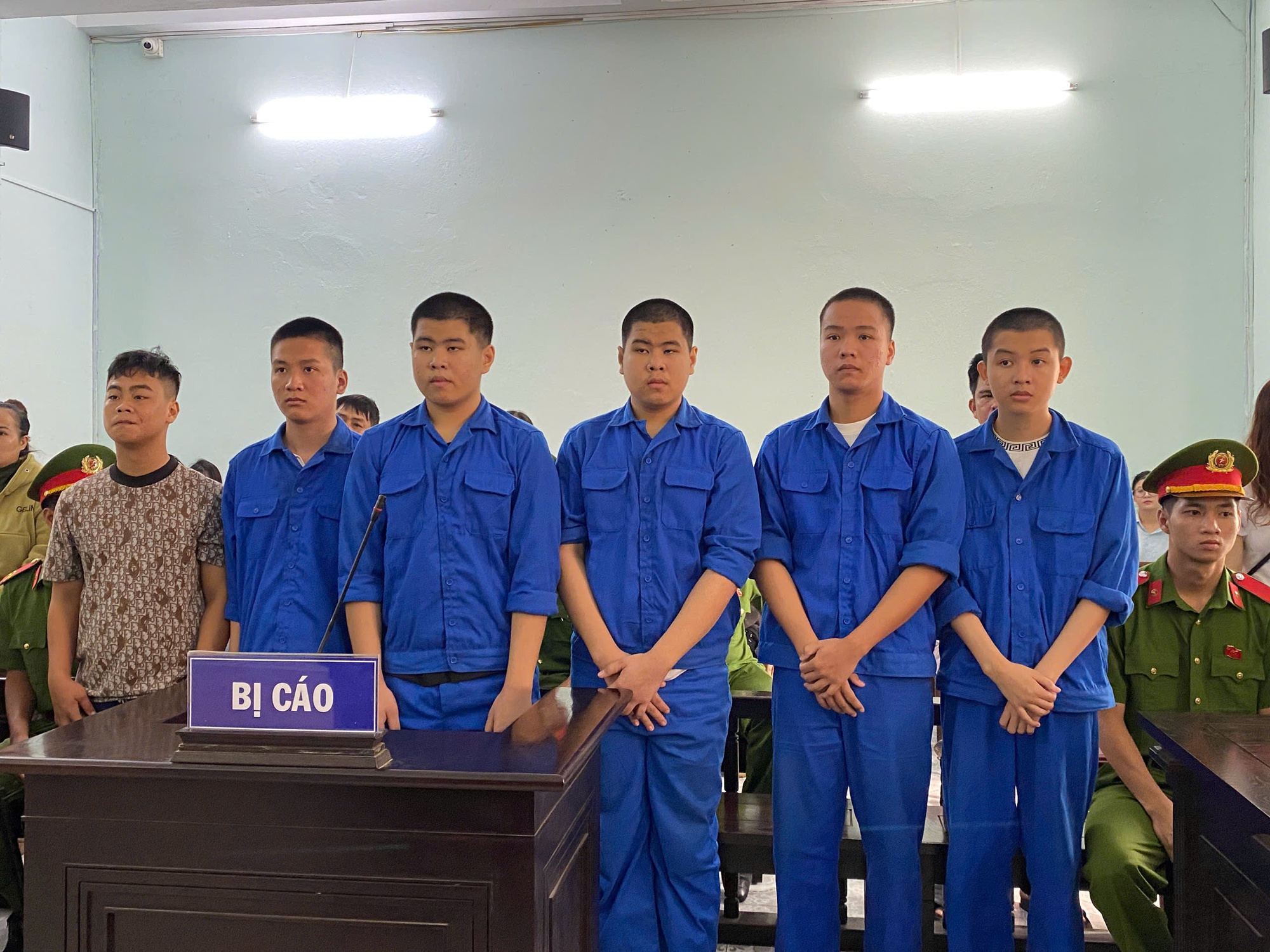 Rủ nhau đi cướp tài sản vì thương bạn mặc áo mỏng, mang dép đứt, xăng sắp cạn- Ảnh 1.