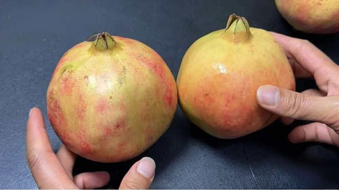 Mua lựu, cứ học thuộc &quot;mẹo nhỏ&quot; này là biết ngay là ngọt hay không - Ảnh 1.