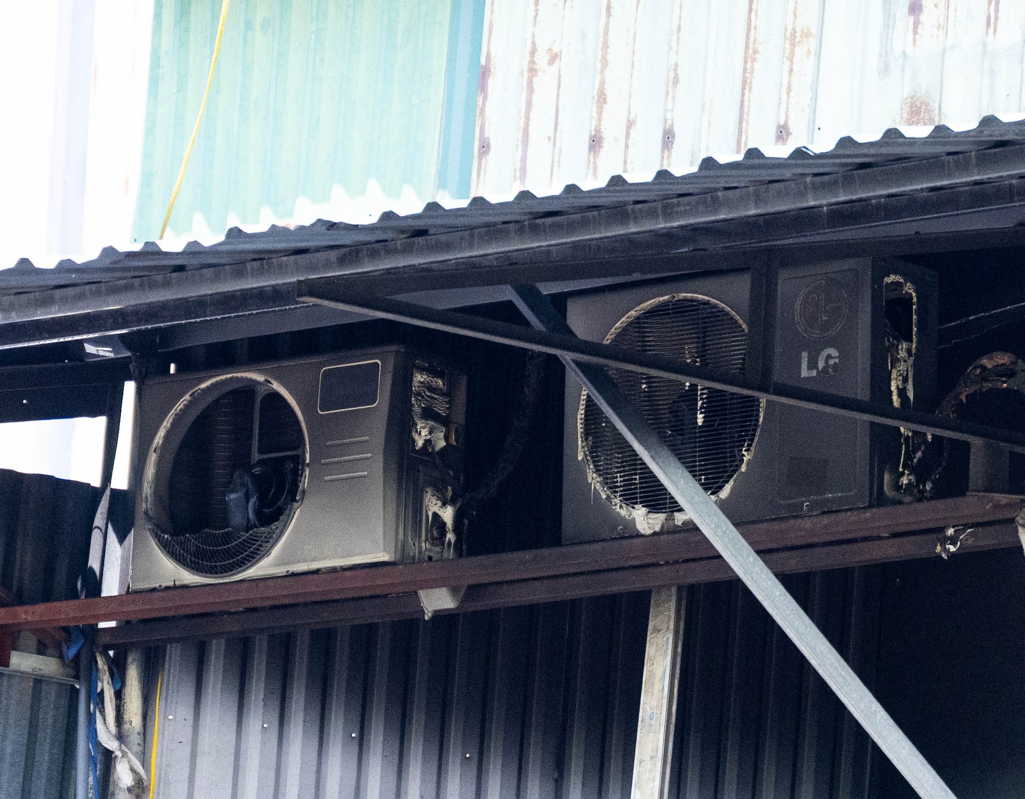 Cảnh tượng thương tâm bên trong căn nhà xảy ra vụ cháy khiến cả gia đình 4 người tử vong ở Hà Nội- Ảnh 7. Cảnh tượng thương tâm bên trong căn nhà xảy ra vụ cháy khiến cả gia đình 4 người tử vong ở Hà Nội- Ảnh 7.