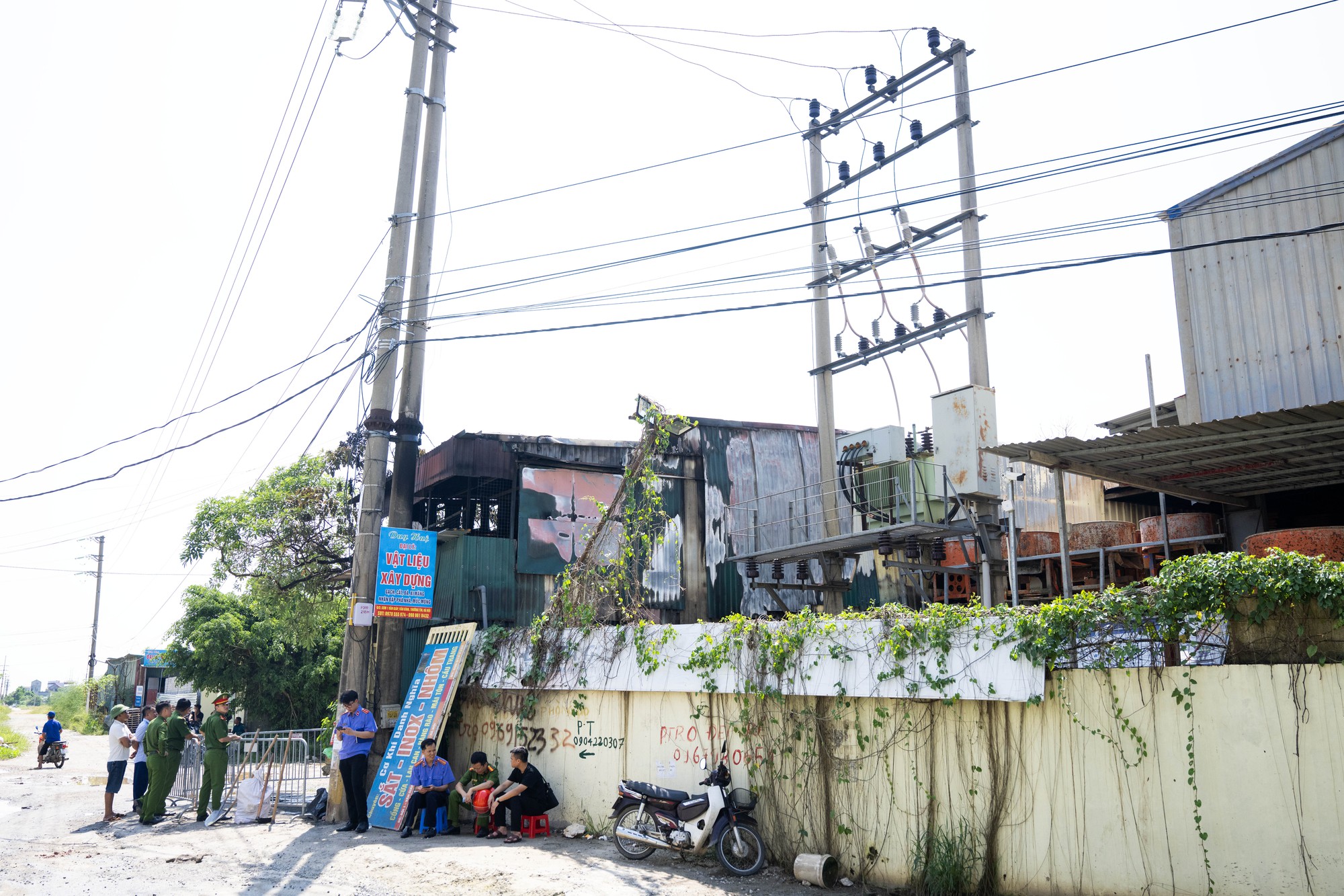 Cảnh tượng thương tâm bên trong căn nhà xảy ra vụ cháy khiến cả gia đình 4 người tử vong ở Hà Nội- Ảnh 8. Cảnh tượng thương tâm bên trong căn nhà xảy ra vụ cháy khiến cả gia đình 4 người tử vong ở Hà Nội- Ảnh 8.