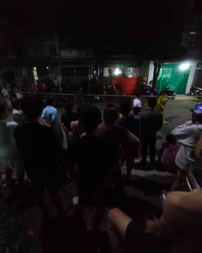 Người dân nghe tiếng khóc thảm thiết thì lao ra ngoài, bức ảnh trước cửa hàng xóm khiến tất cả ám ảnh - Ảnh 1.