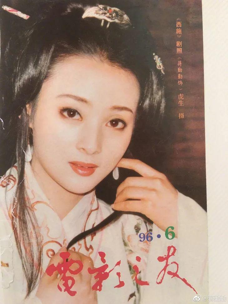 tuong-can-can-nguoi-dep-va-chu-1757996890445-17579968905181077005257.jpg
