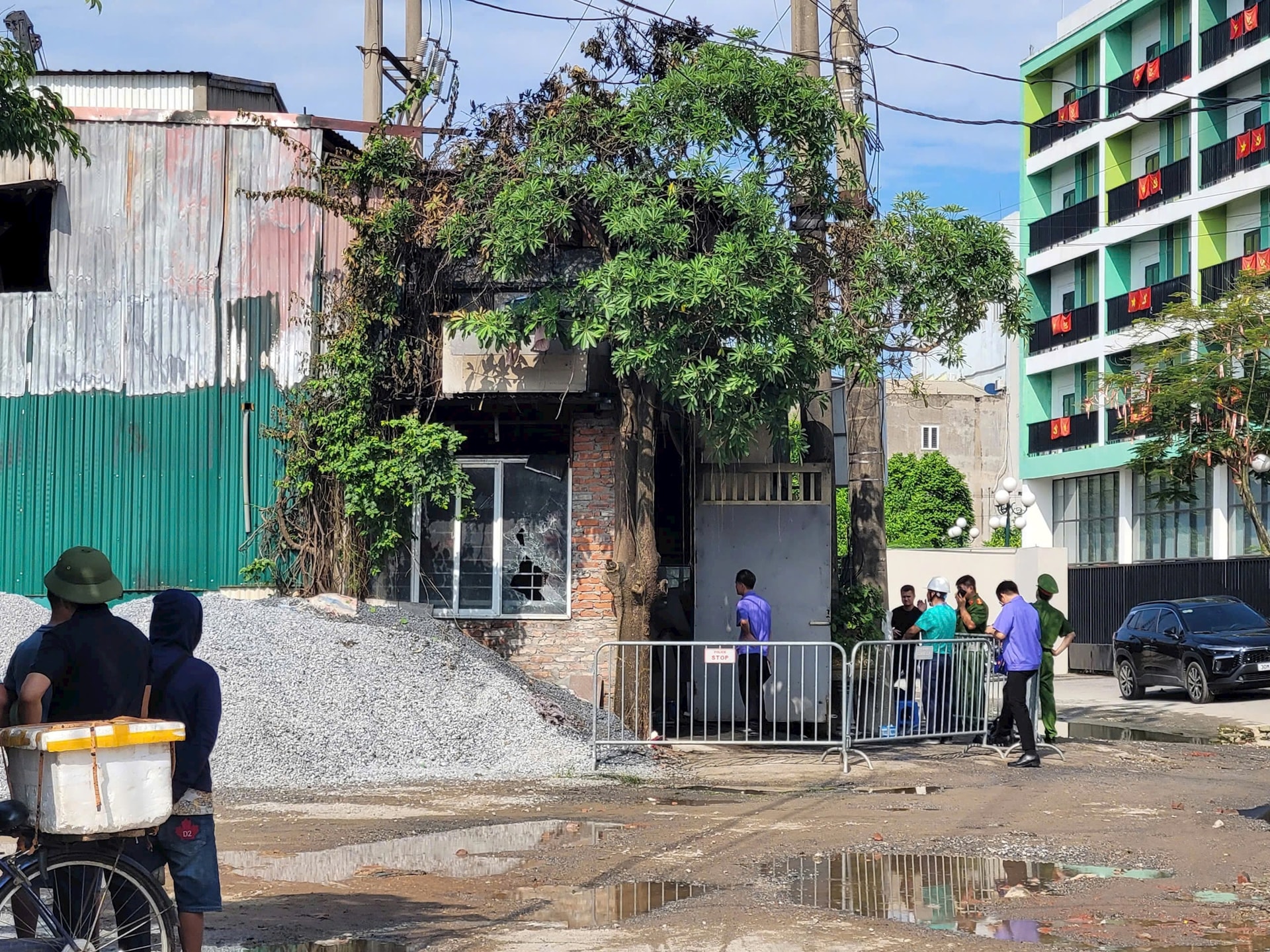 Xót xa vụ cháy khiến gia đình 4 người tử vong ở Hà Nội: Tôn quây kín nhà, khói nghi ngút, nhiều tiếng nổ - Ảnh 3.