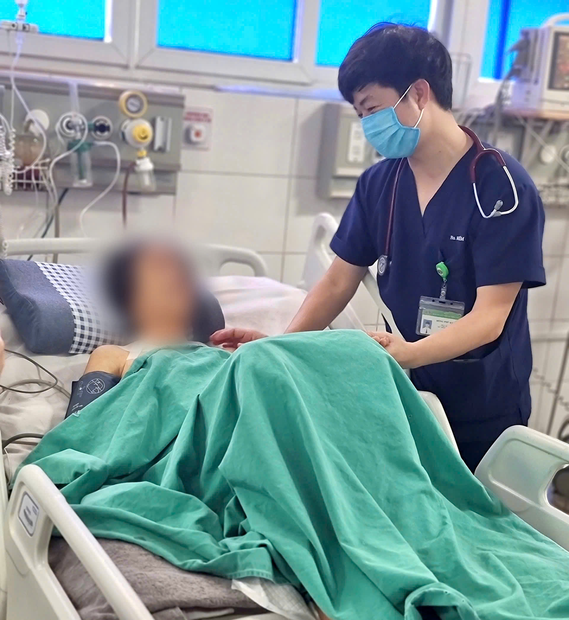 H&agrave; Nội: Cứu sống bệnh nh&acirc;n bị sốt trong t&igrave;nh trạng nguy kịch nhờ ph&aacute;t hiện m&ograve; ở v&ugrave;ng k&iacute;n - Ảnh 2.