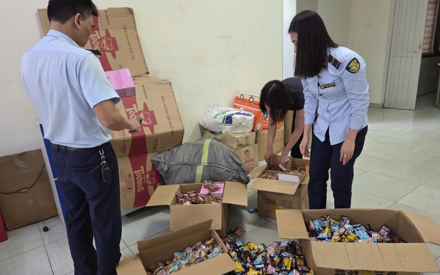 Hà Nội phát hiện 1.664 bánh trung thu không rõ nguồn gốc suýt lọt ra thị trường: Người mua chớ dại rước về!