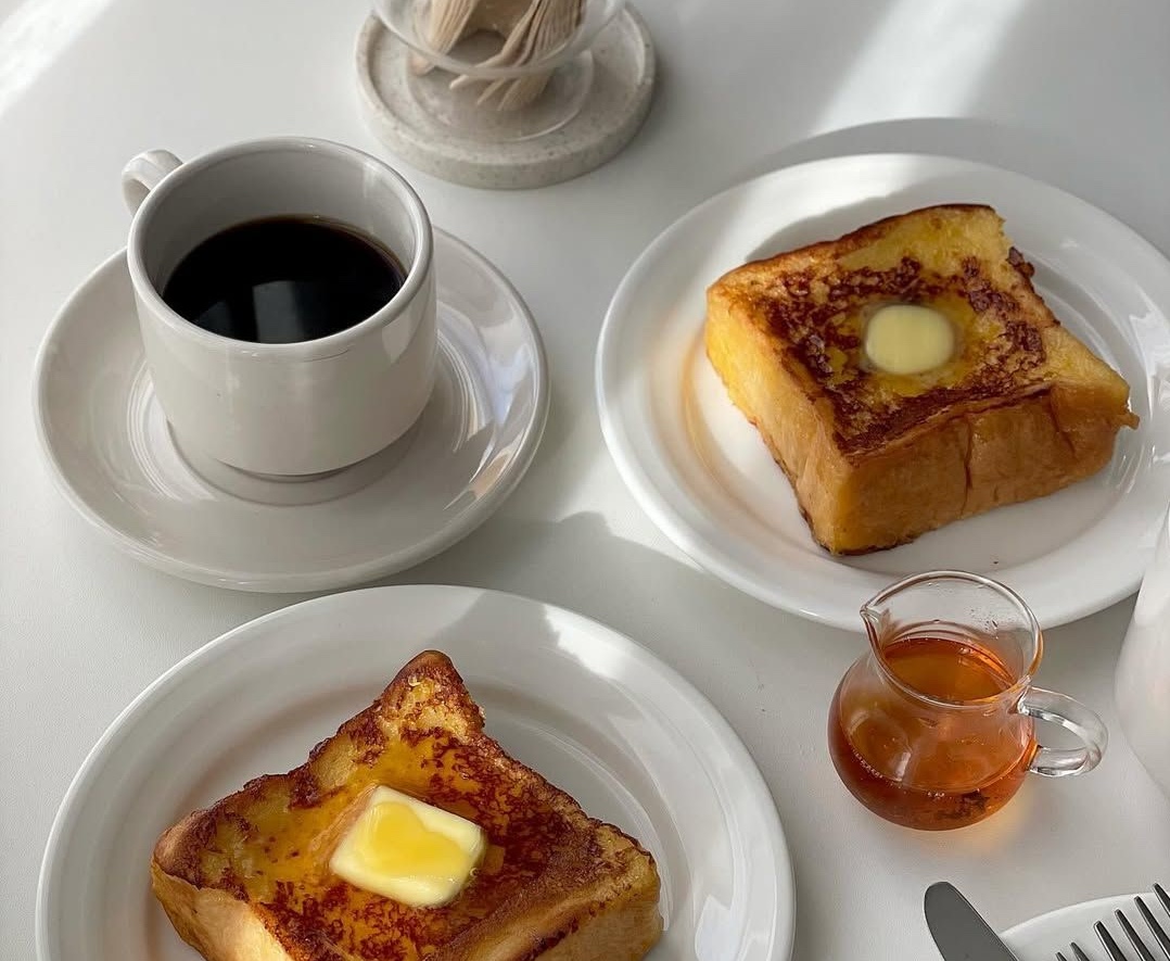 Các loại bánh ngọt và bánh mì trắng có thể gây đầy bụng khi ăn lúc đói