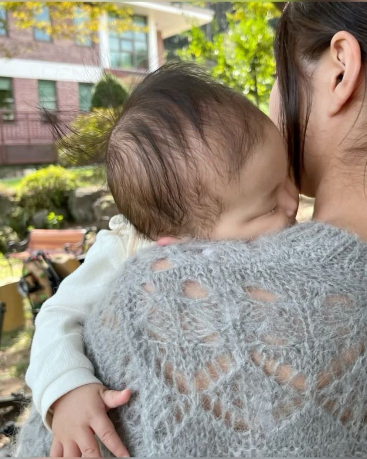 Phải làm gì khi con cả ngày cứ bám chặt lấy mẹ?- Ảnh 3.