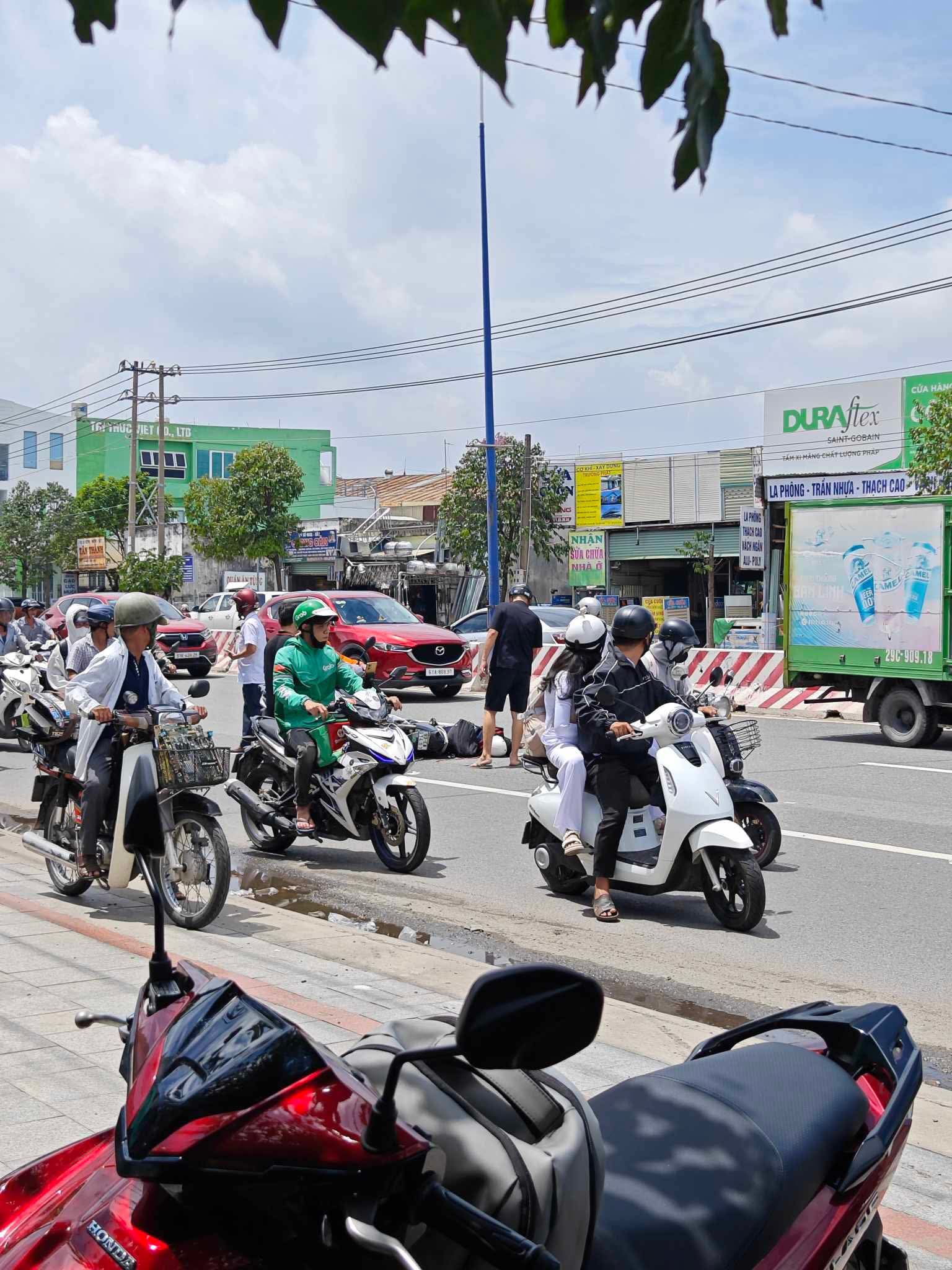 Camera nam sinh tử vong trên đường đi học về, mẹ và giáo viên chủ nhiệm khóc ngất khi tới hiện trường - Ảnh 3.