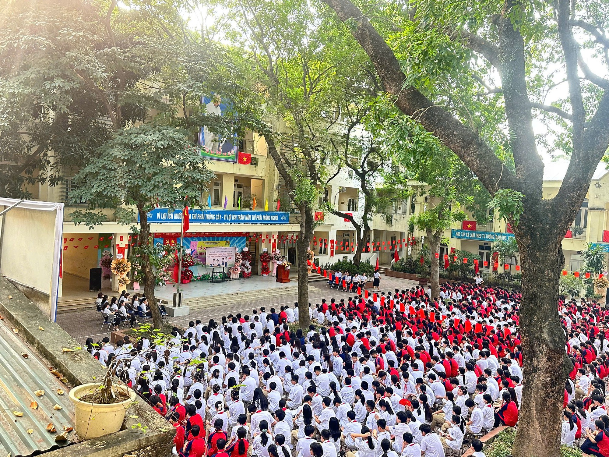 Vụ phụ huynh phải mua tivi 40 triệu đồng tặng trường ở Hà Nội: Hiệu trưởng nói sẵn sàng trả lại - Ảnh 1.
