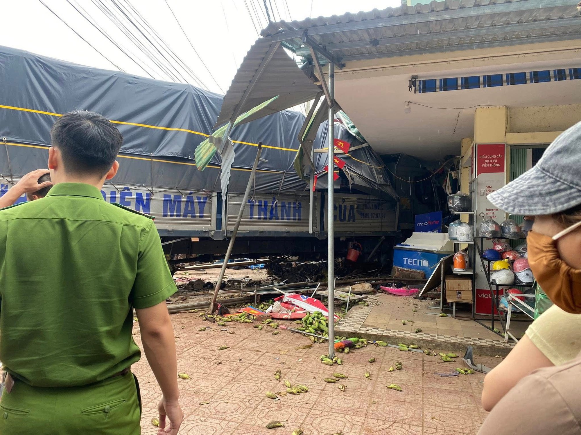 Vụ xe tải lao vào chợ gây tai nạn thảm khốc: Danh tính 3 nạn nhân trẻ tử vong, đều mang quốc tịch Lào - Ảnh 3.