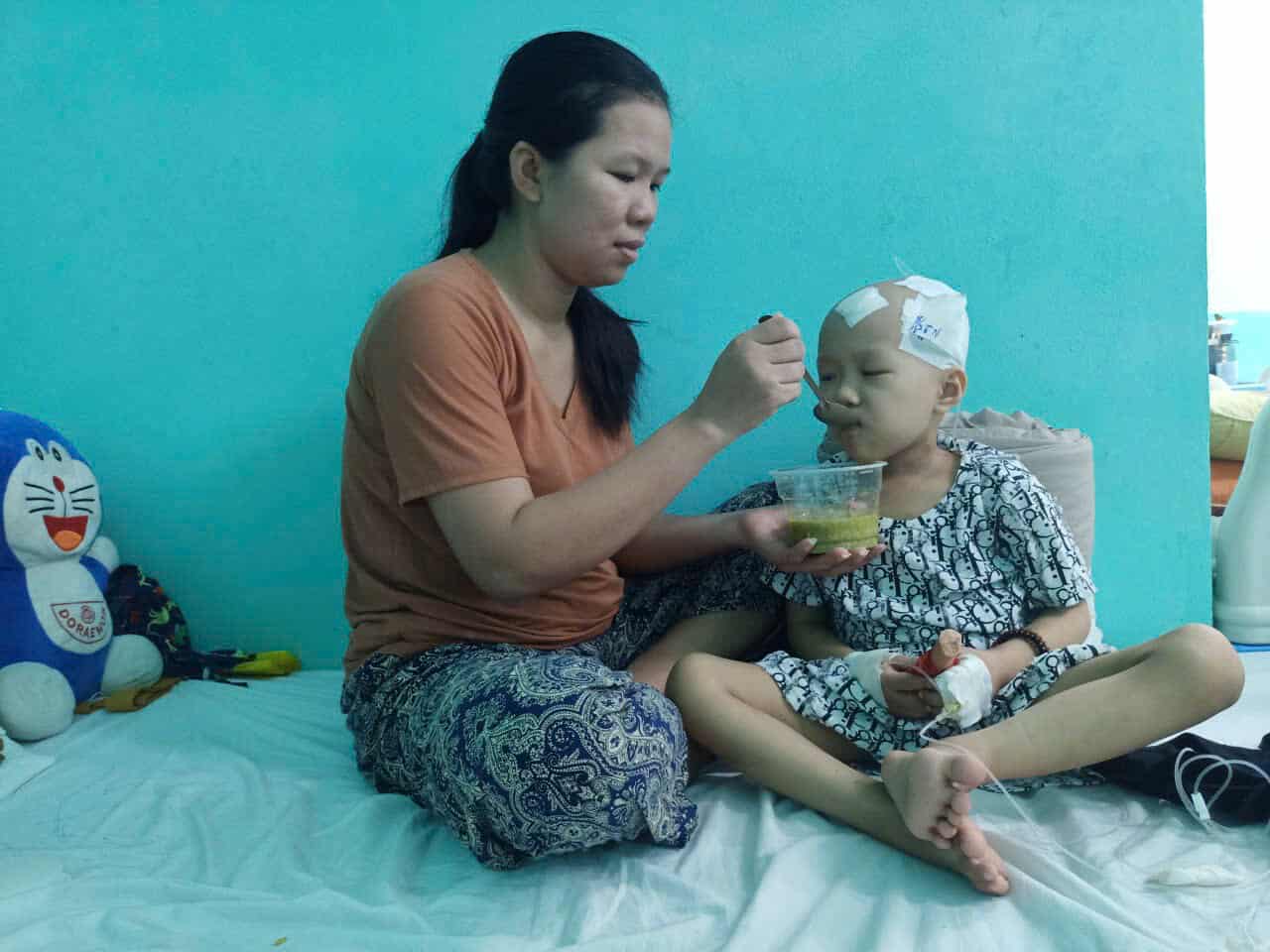 Người mẹ mong níu giữ sự sống cho con trai 5 tuổi mắc bệnh hiểm nghèo- Ảnh 4. Người mẹ mong níu giữ sự sống cho con trai 5 tuổi mắc bệnh hiểm nghèo- Ảnh 4.