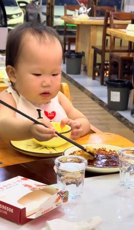Bé gái 2 tuổi thản nhiên ăn đĩa ớt mà đến người lớn còn không dám động đũa: Bác sĩ lên tiếng khuyến cáo - Ảnh 2. Bé gái 2 tuổi thản nhiên ăn đĩa ớt mà đến người lớn còn không dám động đũa: Bác sĩ lên tiếng khuyến cáo - Ảnh 2.