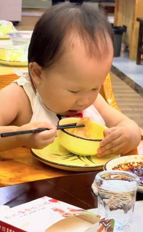Bé gái 2 tuổi thản nhiên ăn đĩa ớt mà đến người lớn còn không dám động đũa: Bác sĩ lên tiếng khuyến cáo - Ảnh 1. Bé gái 2 tuổi thản nhiên ăn đĩa ớt mà đến người lớn còn không dám động đũa: Bác sĩ lên tiếng khuyến cáo - Ảnh 1.