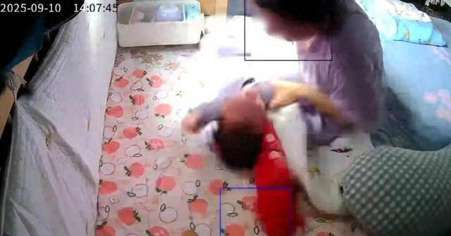 Camera ghi lại cảnh người giúp việc bạo hành bé 3 tháng tuổi: Bé bị giật mạnh, nhồi nhét ti giả vào miệng- Ảnh 2.