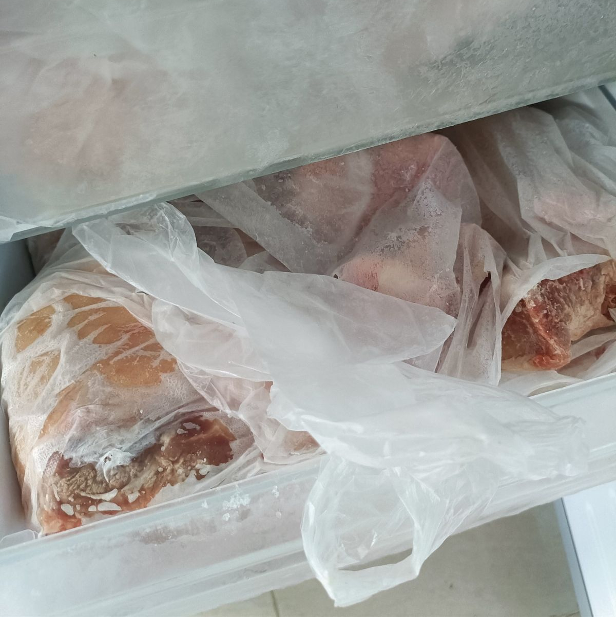 Thịt nên để trong ngăn đông tủ lạnh bao lâu? Lấy ra rã đông rồi lại cất vào nhiều lần có nên tiếp tục ăn? - Ảnh 1.