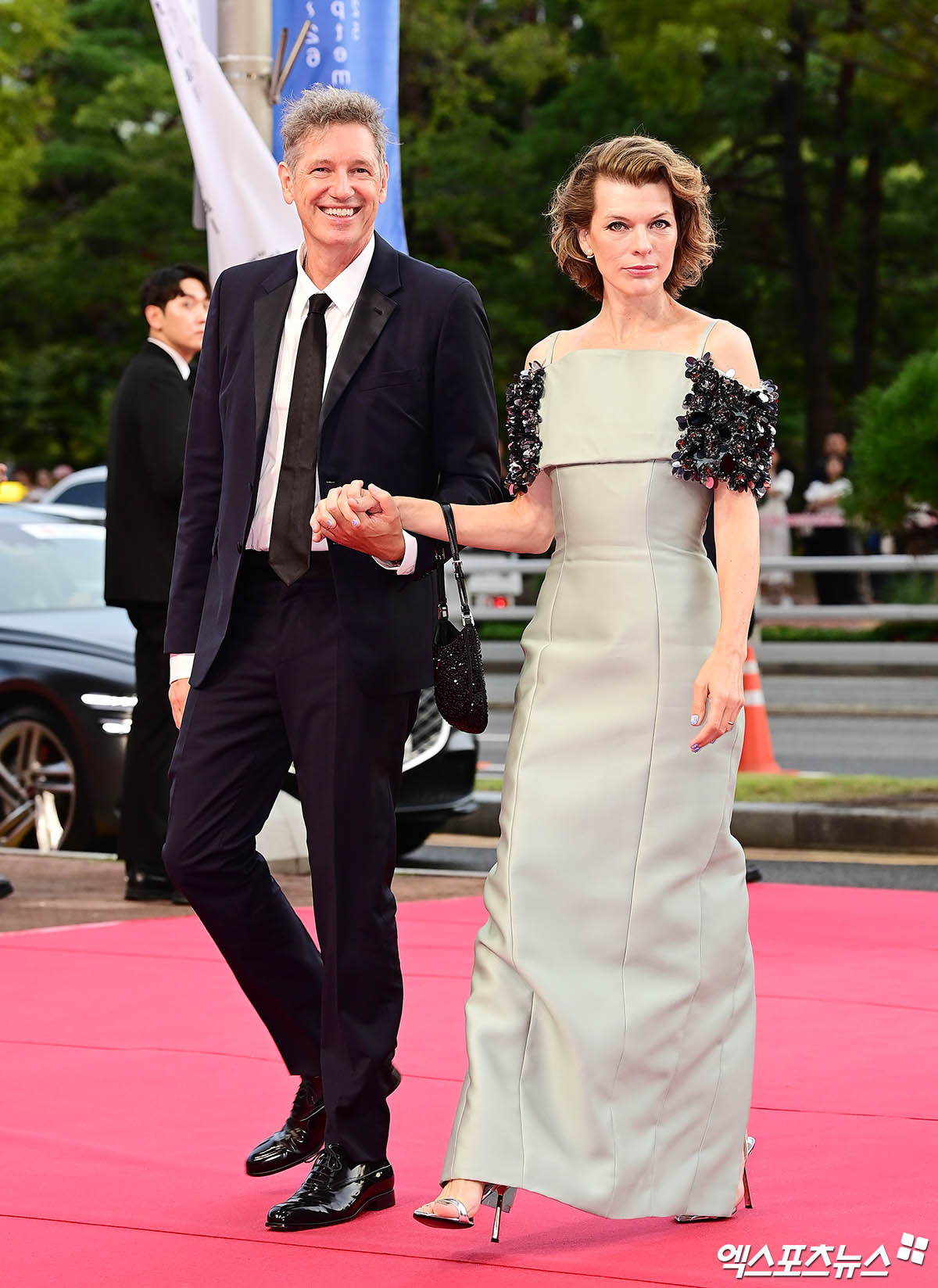 dao-dien-paul-anderson-va-nu-dien-vien-milla-jovovich-17581107178962110005071-1758122263411-1758122263910712629860.jpg