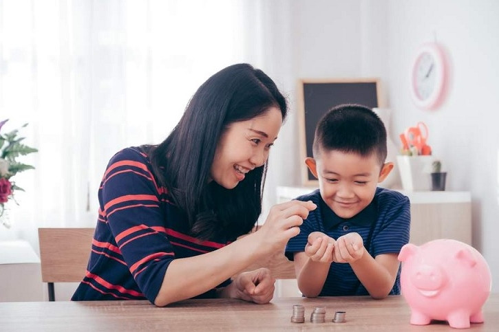 Cha mẹ khôn ngoan dạy con tài chính từ “vỡ lòng”: Những bài học tiền bạc theo từng lứa tuổi - Ảnh 4. Cha mẹ khôn ngoan dạy con tài chính từ “vỡ lòng”: Những bài học tiền bạc theo từng lứa tuổi - Ảnh 4.